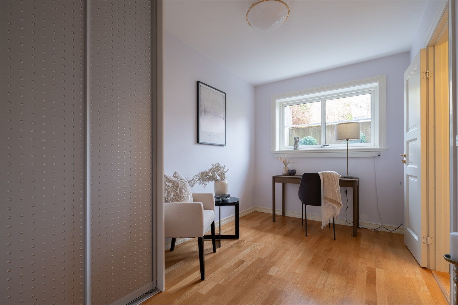 Soverom 3 har plass til seng, nattbord og garderobeskap.