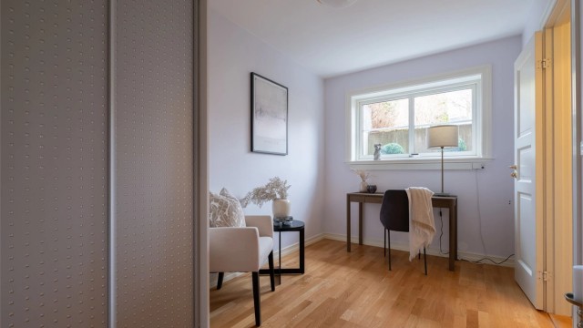 Soverom 3 har plass til seng, nattbord og garderobeskap.