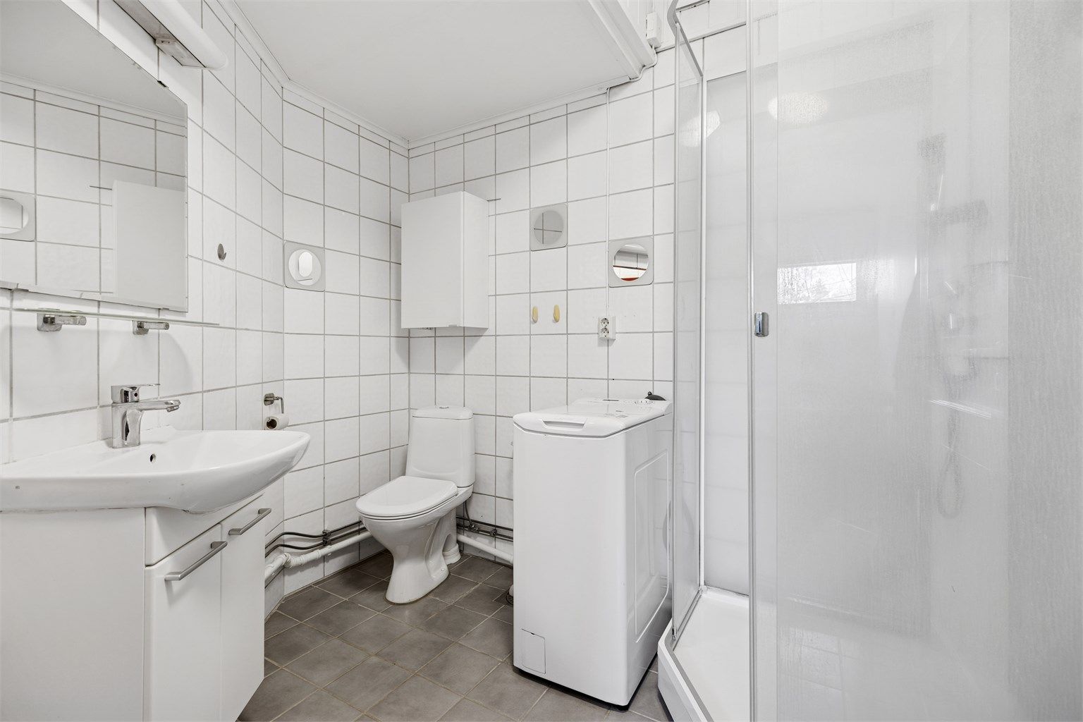 Baderom opplyst rehabilitert i 2002, med flislagt gulv med gulvvarme og flislagte vegger. 