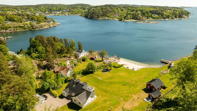 Unik, usjenert og idyllisk strandeiendom med to eneboliger, brygge, stor tomt og fantastisk utsikt – sjelden mulighet!