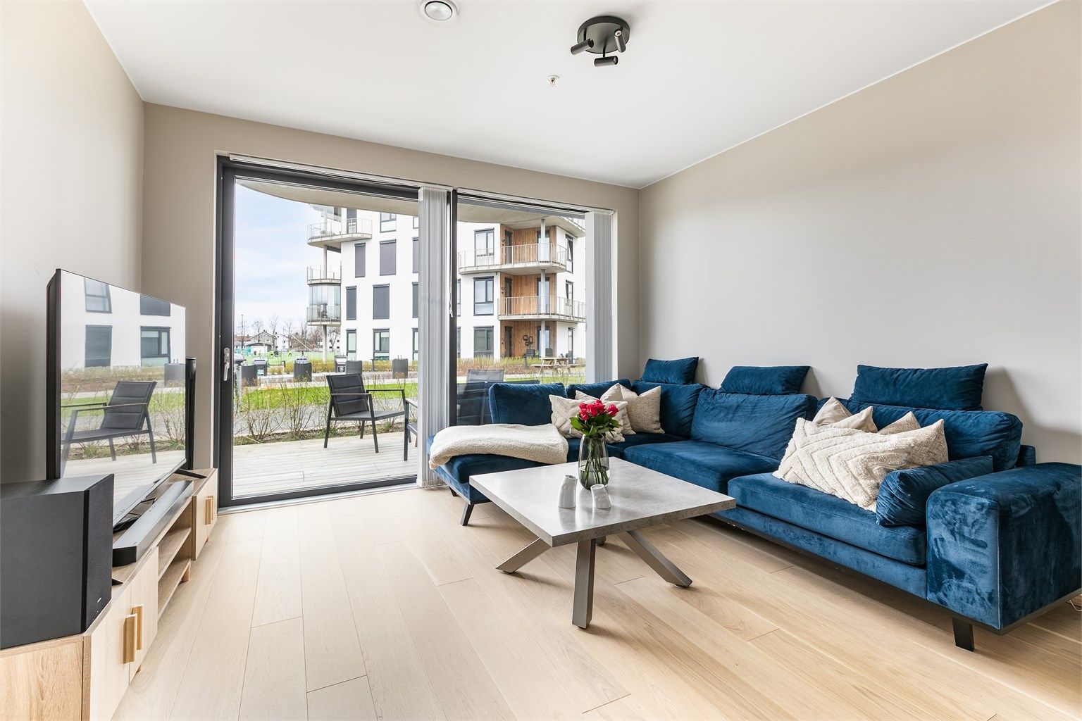 Leiligheten ble ferdigstilt i 2023 og er i dag velholdt. Standarden er moderne og inkluderer vannbåren gulvvarme i alle rom. 