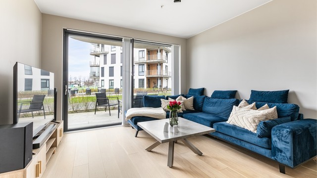 Leiligheten ble ferdigstilt i 2023 og er i dag velholdt. Standarden er moderne og inkluderer vannbåren gulvvarme i alle rom.