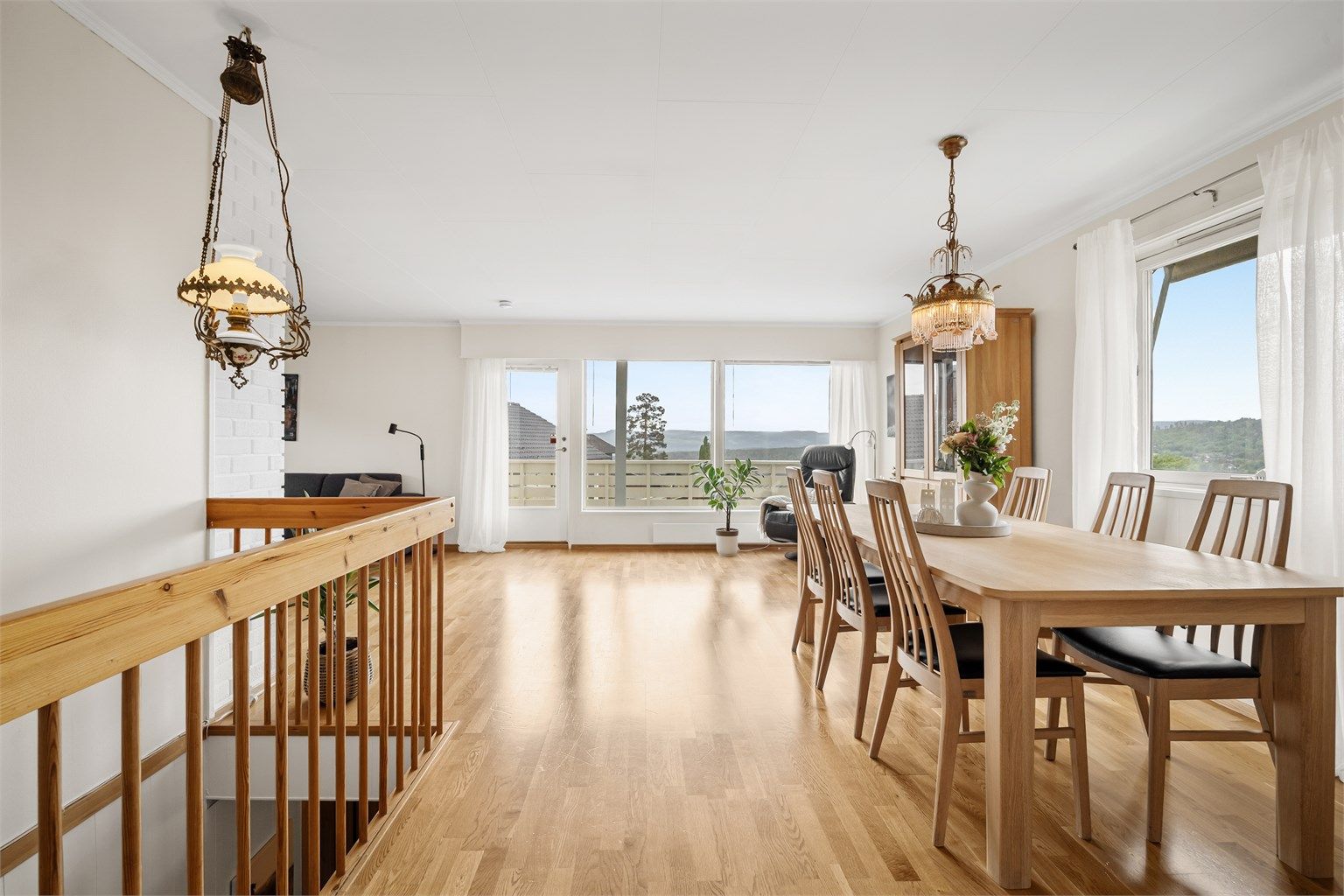 Fra spisestuen er det direkte utgang til den store, sydvendte verandaen på 17 m².