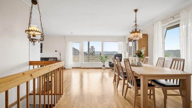 Fra spisestuen er det direkte utgang til den store, sydvendte verandaen på 17 m².