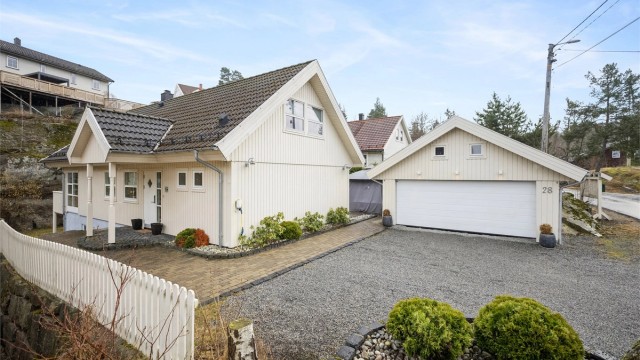 Eiendommen er flott opparbeidet med gruset gårdsplass, belegningssten, store terrasseområder og usjenert hage.