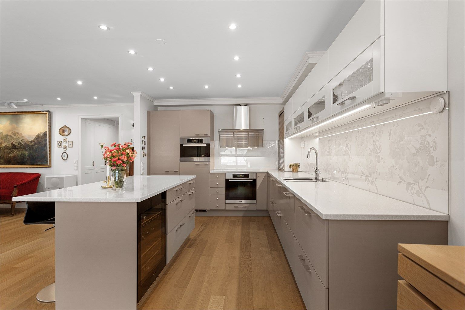 Glassplate med tapet mellom benk og overskap gir kjøkkenet et særpreg.