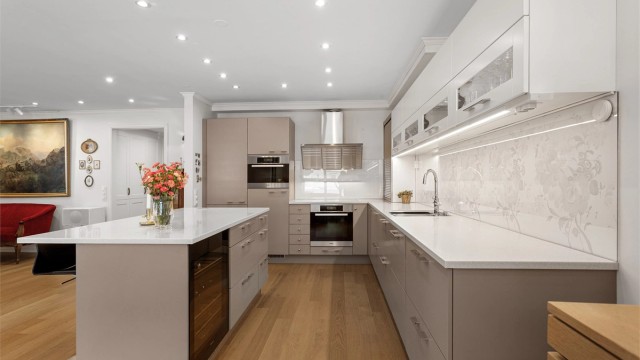 Glassplate med tapet mellom benk og overskap gir kjøkkenet et særpreg.