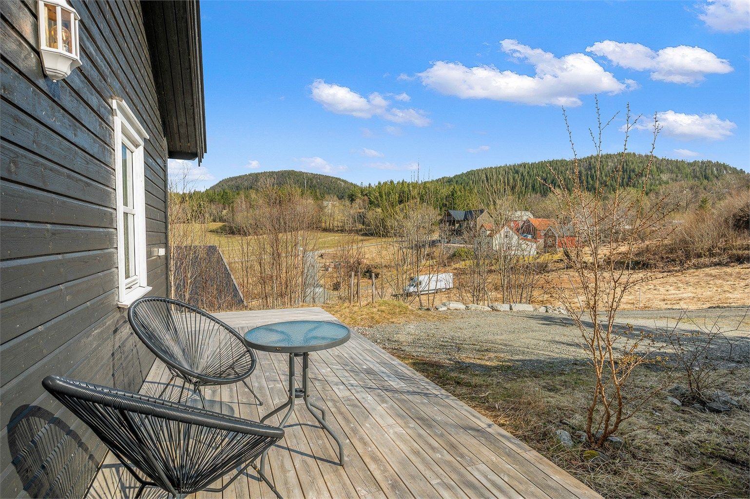 Terrassen strekker seg rundt 3/4-deler av hytta og har gode møbleringsmuligheter. 