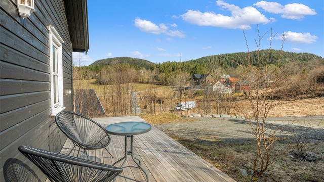 Terrassen strekker seg rundt 3/4-deler av hytta og har gode møbleringsmuligheter.