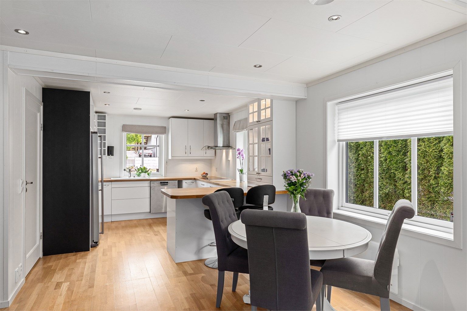 Åpen løsning mellom kjøkken og spisestue 