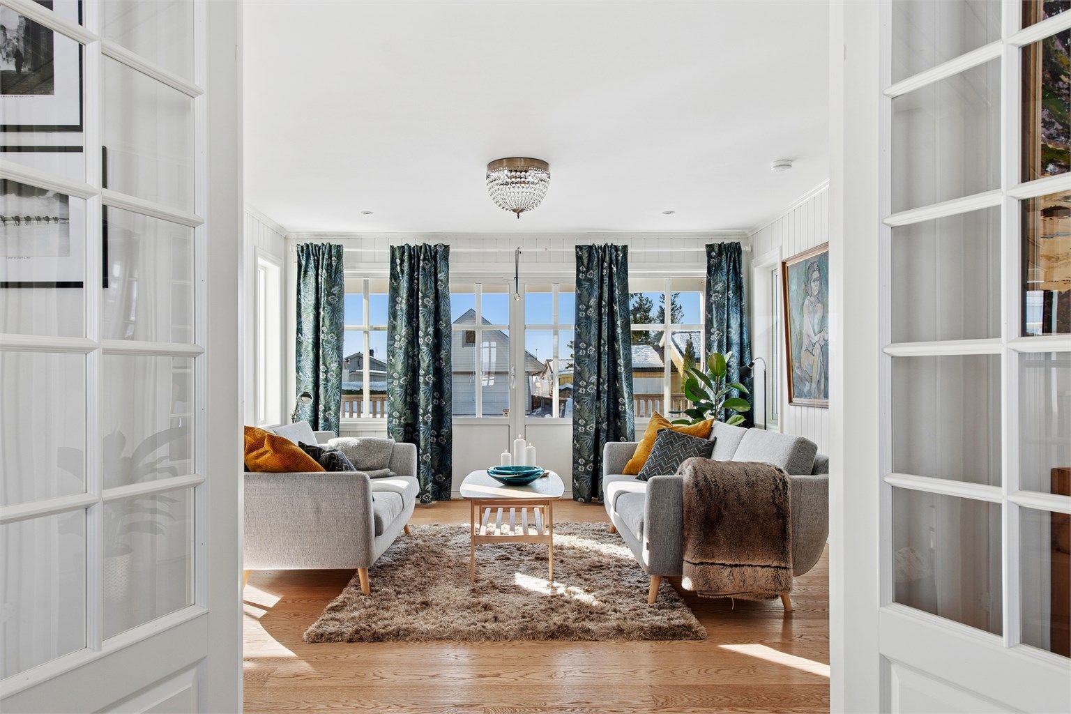 Sett fra entré mot stue med utgang til romslig terrasse. 