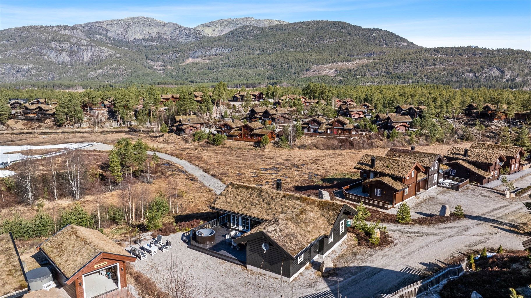 Hytten har en god intern beliggenhet på Rådyrtoppen III