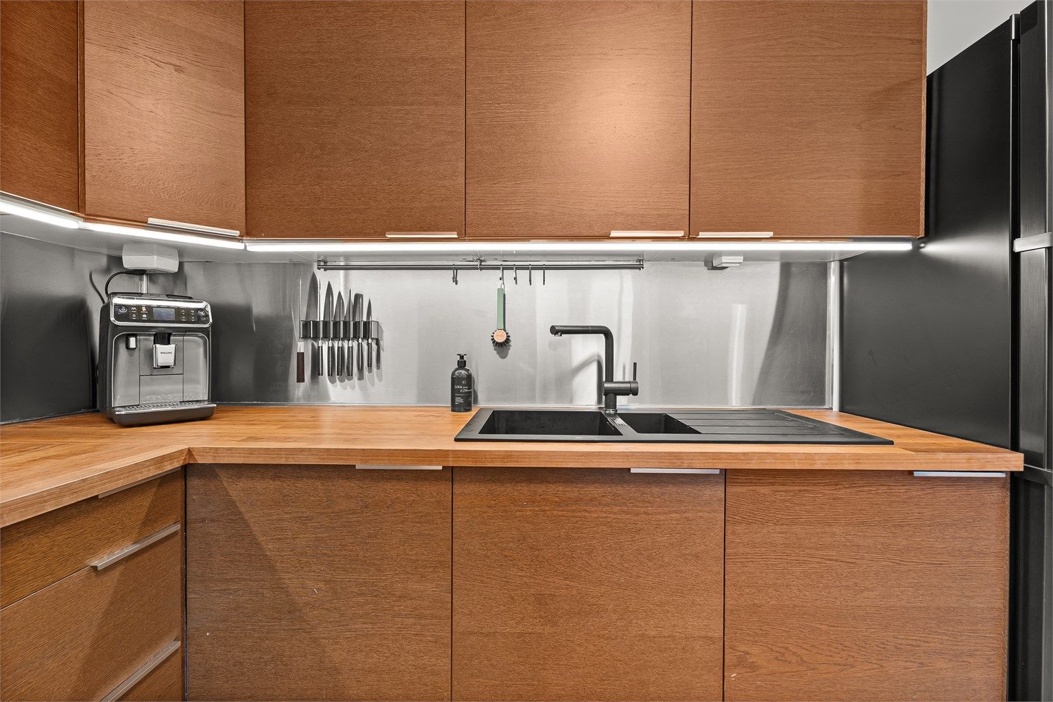 Stilrent kjøkken, rikelig med benk- og skapplass. Stikkontakter over kjøkkenbenk gjør det lett tilgjengelig for bruk av kjøkkenapparater