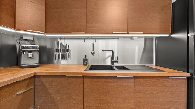 Stilrent kjøkken, rikelig med benk- og skapplass. Stikkontakter over kjøkkenbenk gjør det lett tilgjengelig for bruk av kjøkkenapparater