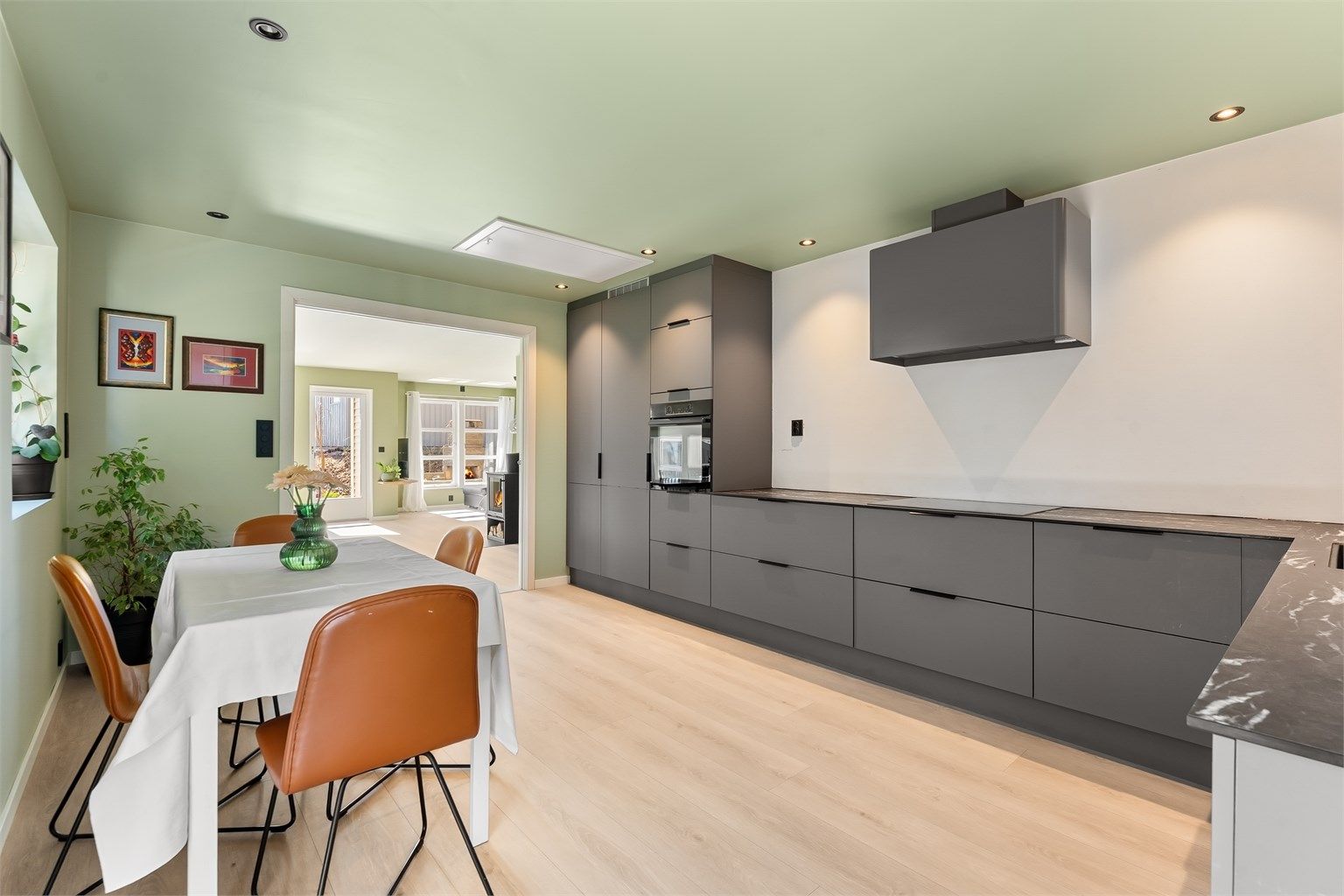 Kjøkkenet ble etterisolert i forbindelse med oppgraderingen i 2023, og har fått nytt takvindu for ekstra lysinnslipp.