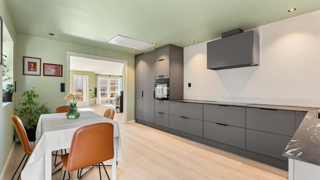 Kjøkkenet ble etterisolert i forbindelse med oppgraderingen i 2023, og har fått nytt takvindu for ekstra lysinnslipp.