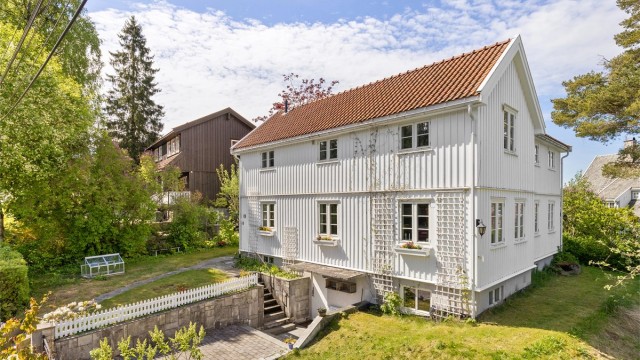 Velkommen til Kjetils vei 1K - Vakker villaeiendom fra 1921 med svært familievennlig og tilbaketrukket beliggenhet (Foto: Petter Tanum/Tanumfoto)