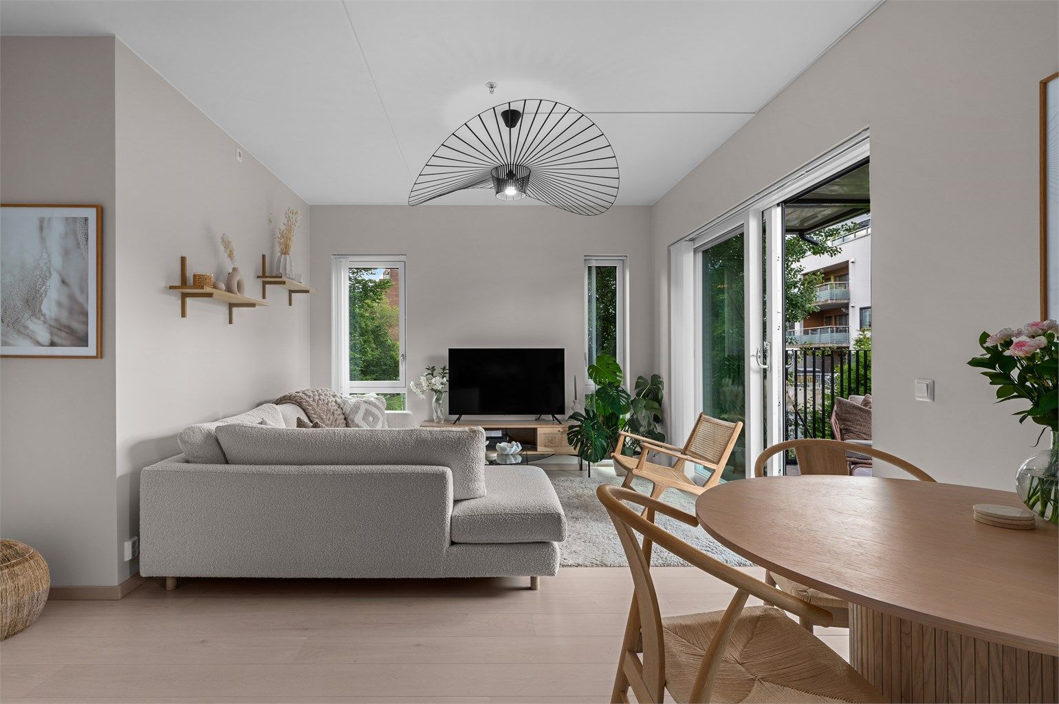 Leiligheten er fra 2021 og holder en god standard. Veggene er malt i tidsriktige farger og det er 1-stavs parkett på gulvene