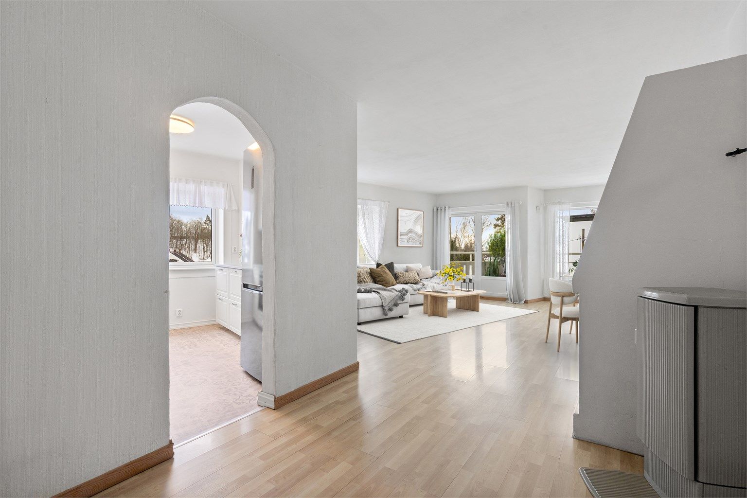 Alle vinduer inkludert balkongdør ble skiftet ut i 2021 i regi av sameiet. Det ble også utført etterisolering i bygget (digital styling)