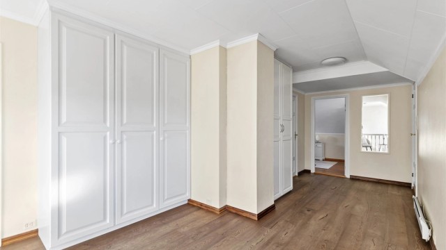 Gangen har plassbygde garderobeskap.