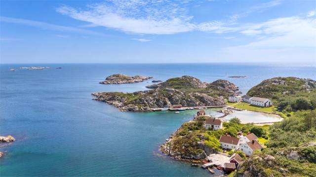 På vegne av selger og megler ønsker vi velkommen til fantastiske Ulvøysund og en 3,9 måls eiendom med sørlandshus fra ca. 1852.