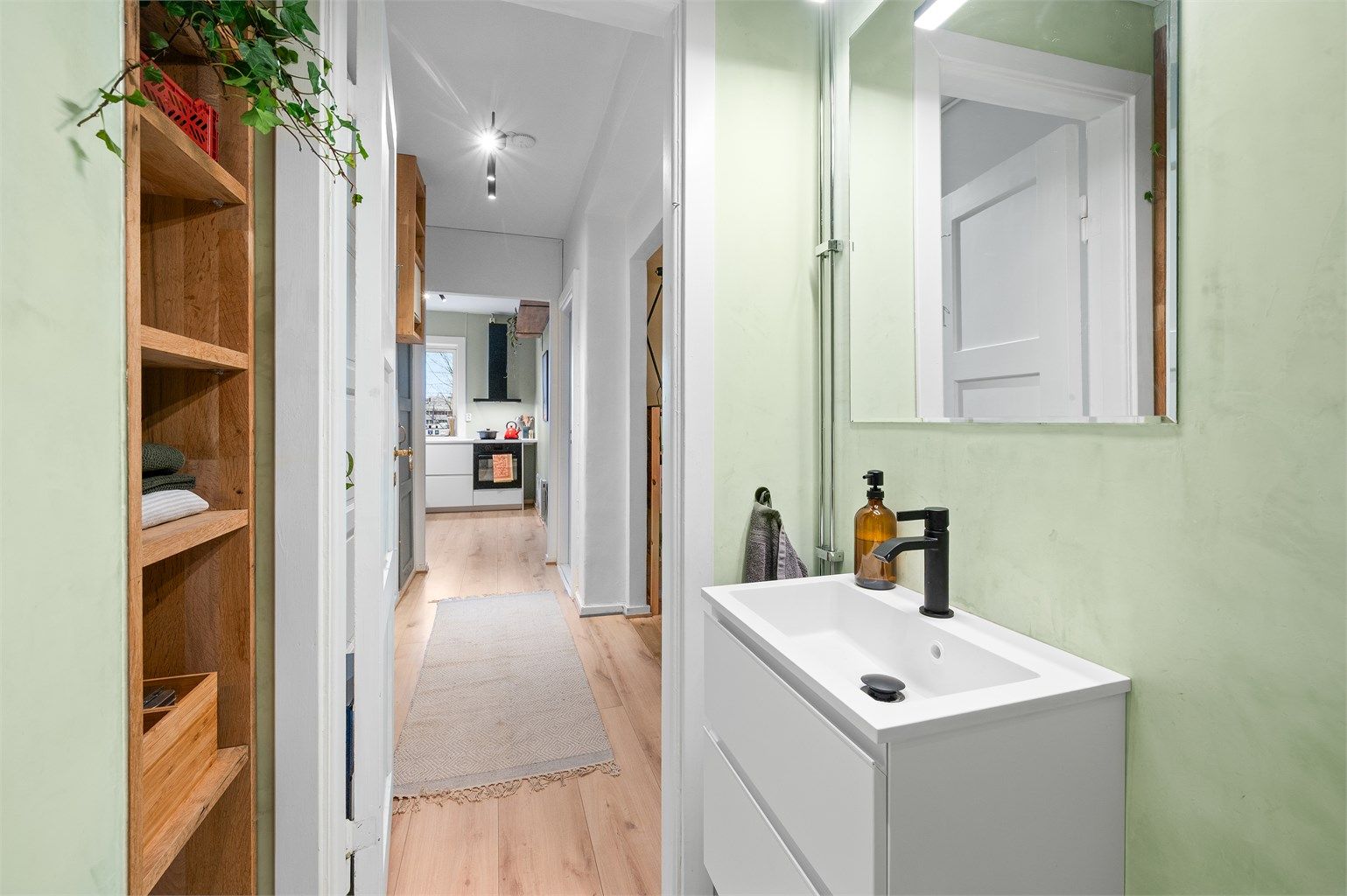 Innredningen består av vegghengt servantinnredning med skuffer, praktisk hylle og dusjhjørne med hånd- og regndusj.