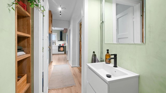 Innredningen består av vegghengt servantinnredning med skuffer, praktisk hylle og dusjhjørne med hånd- og regndusj.