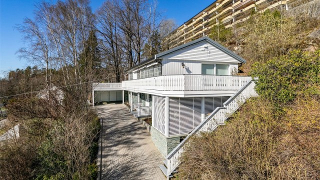 Krapfossveien 13 presenteres av Krogsveen.
Fotograf; Børge Oppegård.