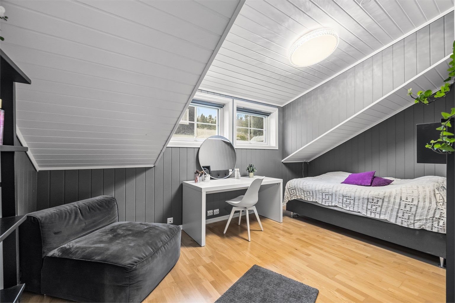 Soverommene i loftsetasjen har en sjarmerende utforming med skråtak.
