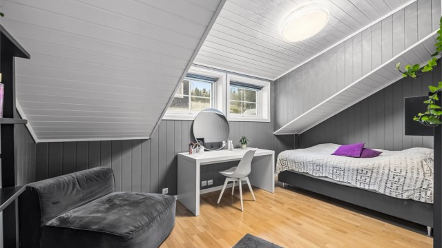 Soverommene i loftsetasjen har en sjarmerende utforming med skråtak.