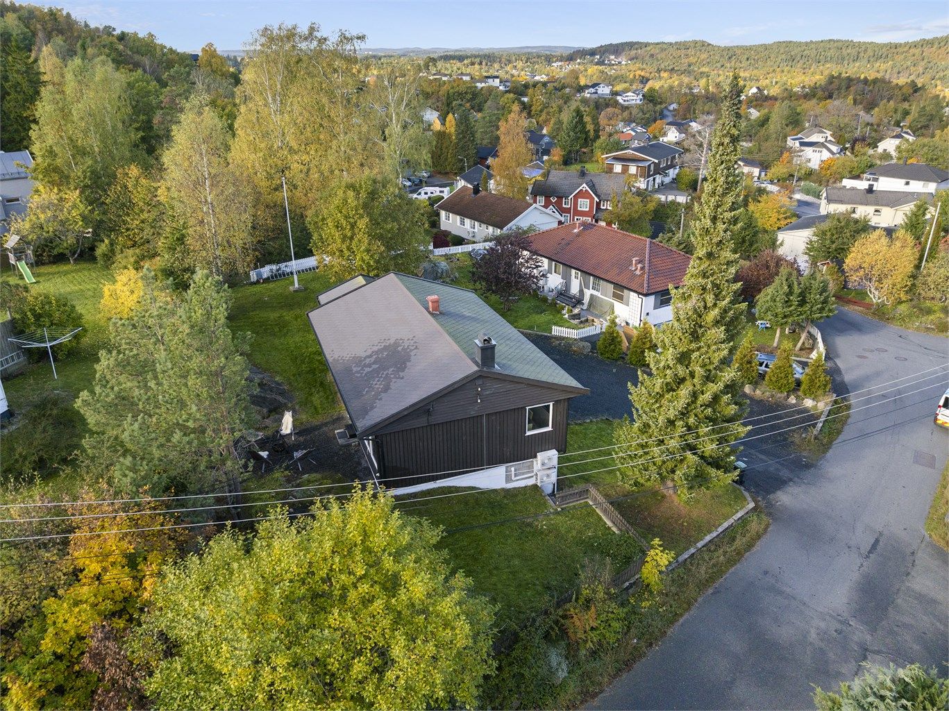 Boligen ligger i et etablert og rolig boligområde på Stenklev med gangavstand til bussholdeplass, butikk, barnehage og skole.