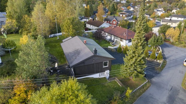 Boligen ligger i et etablert og rolig boligområde på Stenklev med gangavstand til bussholdeplass, butikk, barnehage og skole.