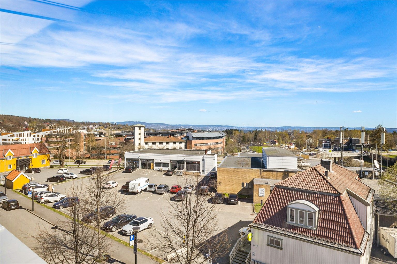 Utsikren fra den innglassede balkongen med tilgang fra to av soverommene.
