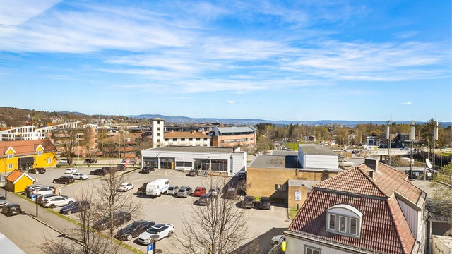 Utsikren fra den innglassede balkongen med tilgang fra to av soverommene.