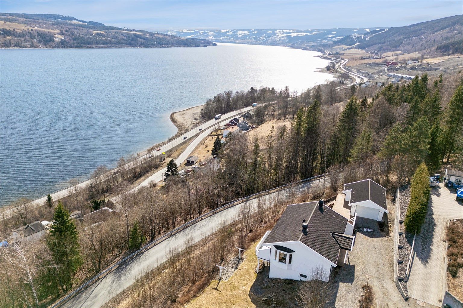 På sommerstid kan du også nyte en kort avstand til båthavn og badestrand, perfekte utendørsaktiviteter på varme dager.