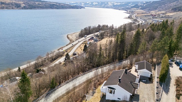 På sommerstid kan du også nyte en kort avstand til båthavn og badestrand, perfekte utendørsaktiviteter på varme dager.