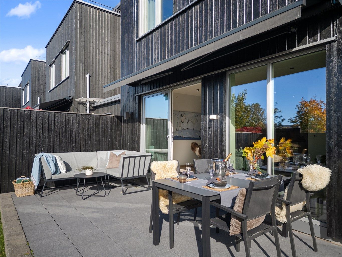 Lun og koselig uteplass med terrassemarkise