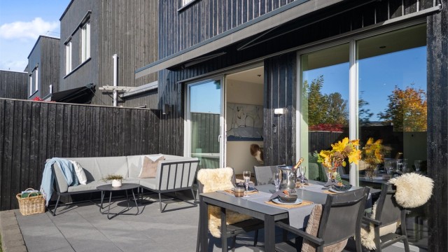 Lun og koselig uteplass med terrassemarkise