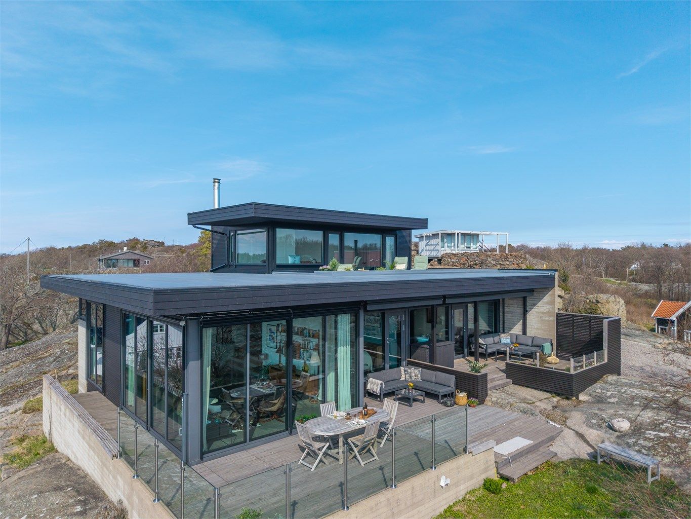 Velkommen til Storemyrveien 70! En arkitekttegnet enebolig med et rått og særegent uttrykk, plassert på en 8,8 mål stor naturtomt på Hvasser.