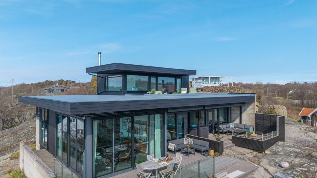 Velkommen til Storemyrveien 70! En arkitekttegnet enebolig med et rått og særegent uttrykk, plassert på en 8,8 mål stor naturtomt på Hvasser.