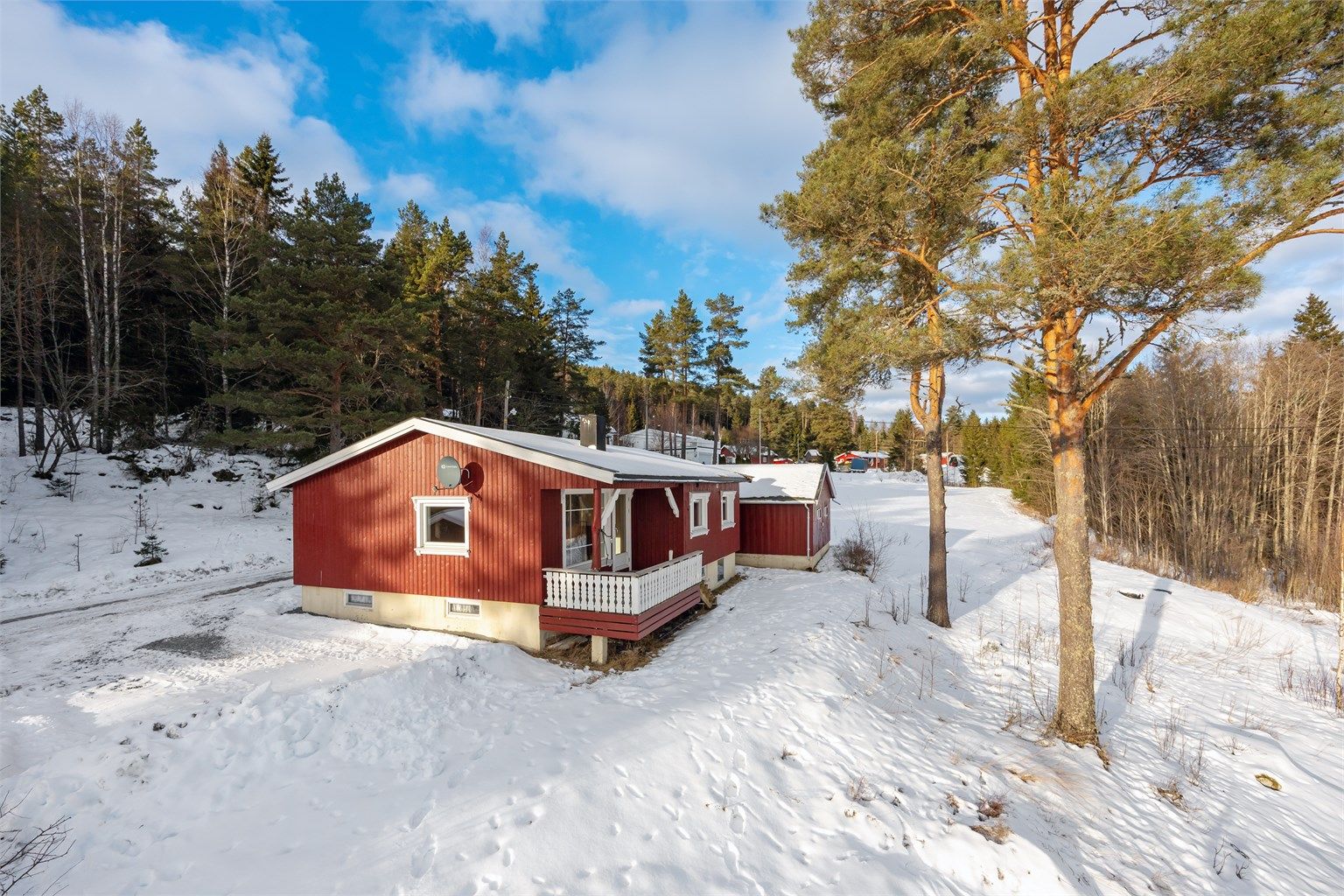 Eiendommen ligger i et stille og rolig område med naturskjønne omgivelser.