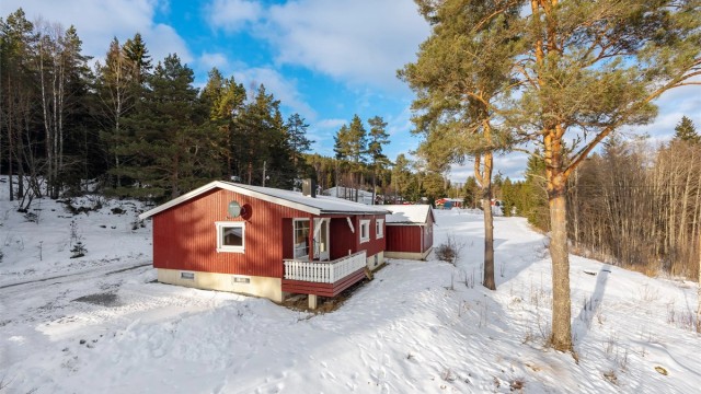 Eiendommen ligger i et stille og rolig område med naturskjønne omgivelser.