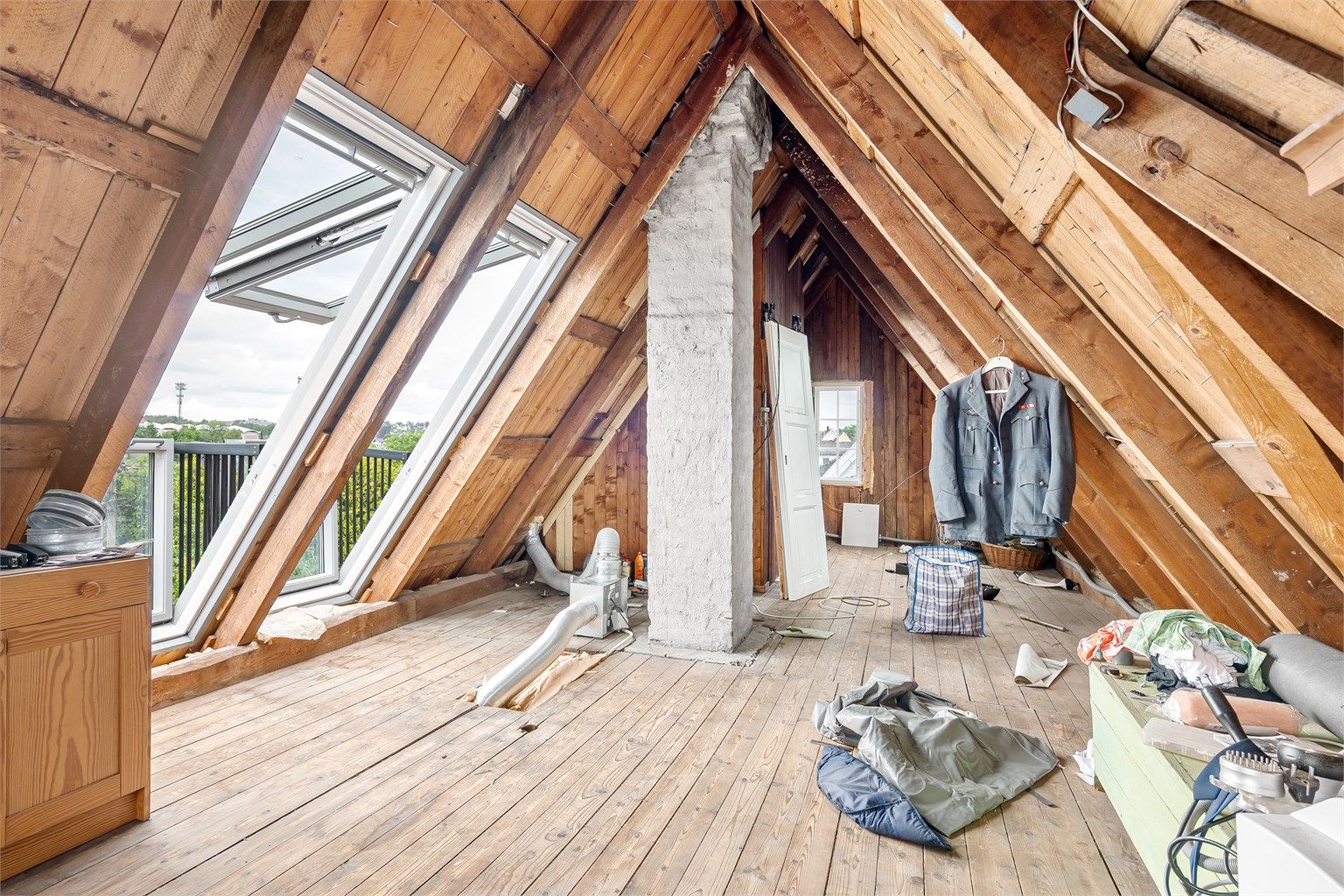 Loftet er godkjent bruksendret fra tilleggsdel til hoveddel og har stort potensial. Det er allerede satt inn fire nye Velux takvinduer hvorav to kan foldes ut til takaltan.