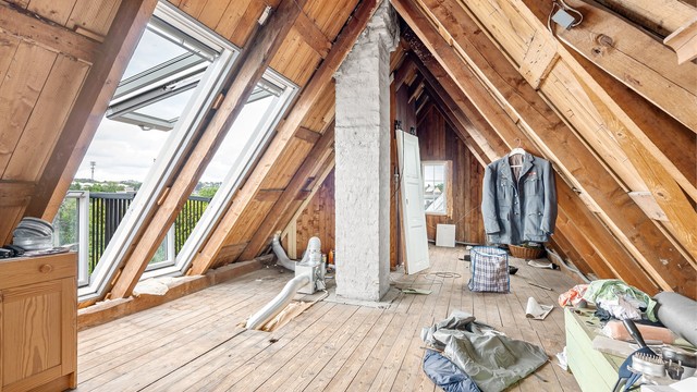 Loftet er godkjent bruksendret fra tilleggsdel til hoveddel og har stort potensial. Det er allerede satt inn fire nye Velux takvinduer hvorav to kan foldes ut til takaltan.