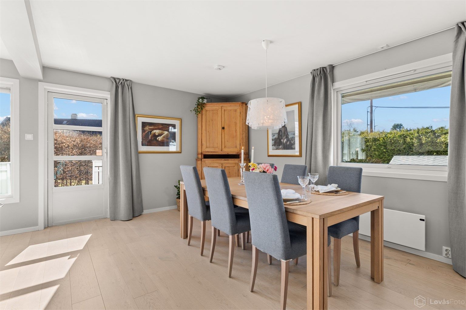 Spisestue med 1-stavs parkett. Fra stuen/spisestuen er det direkte utgang til terrassen og hagen