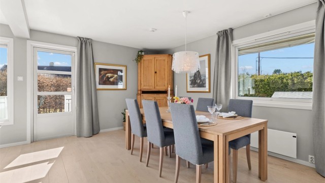 Spisestue med 1-stavs parkett. Fra stuen/spisestuen er det direkte utgang til terrassen og hagen