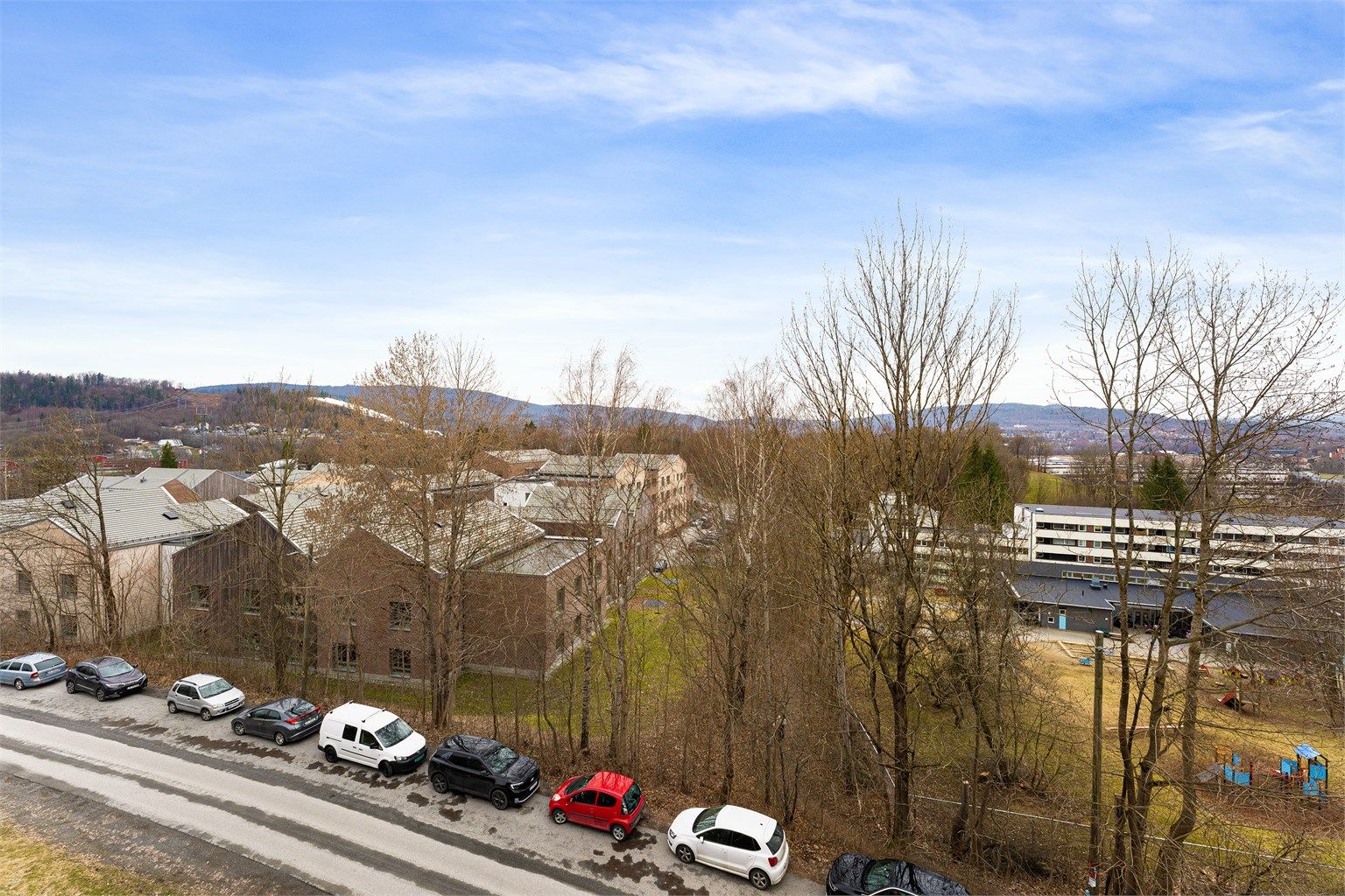 Fra leiligheten er det utsikt over nærområdet, inkludert Dønski barnehage.