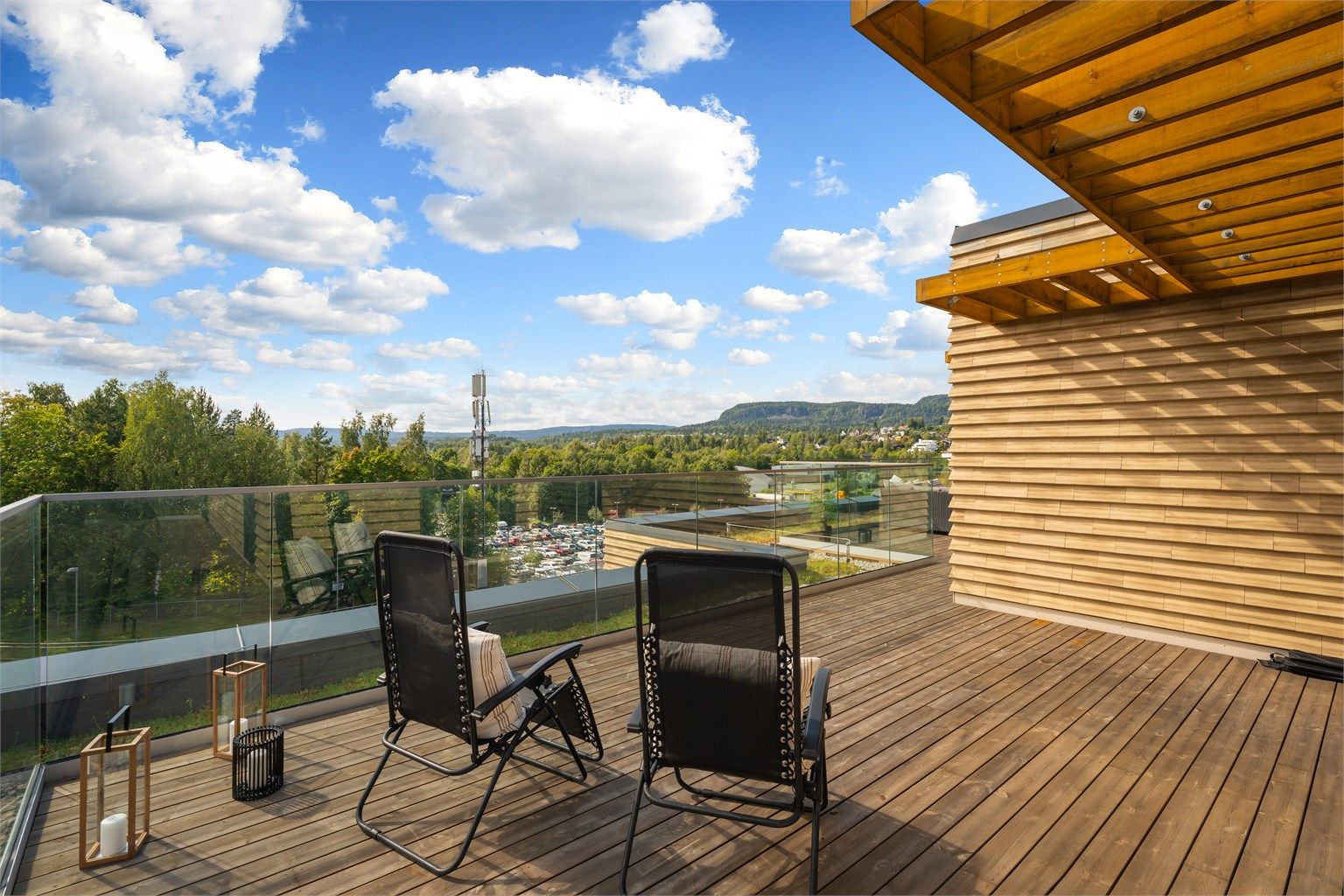 Terrassen går rundt tre av leilighetens vegger og har meget gode solforhold og nydelig utsikt