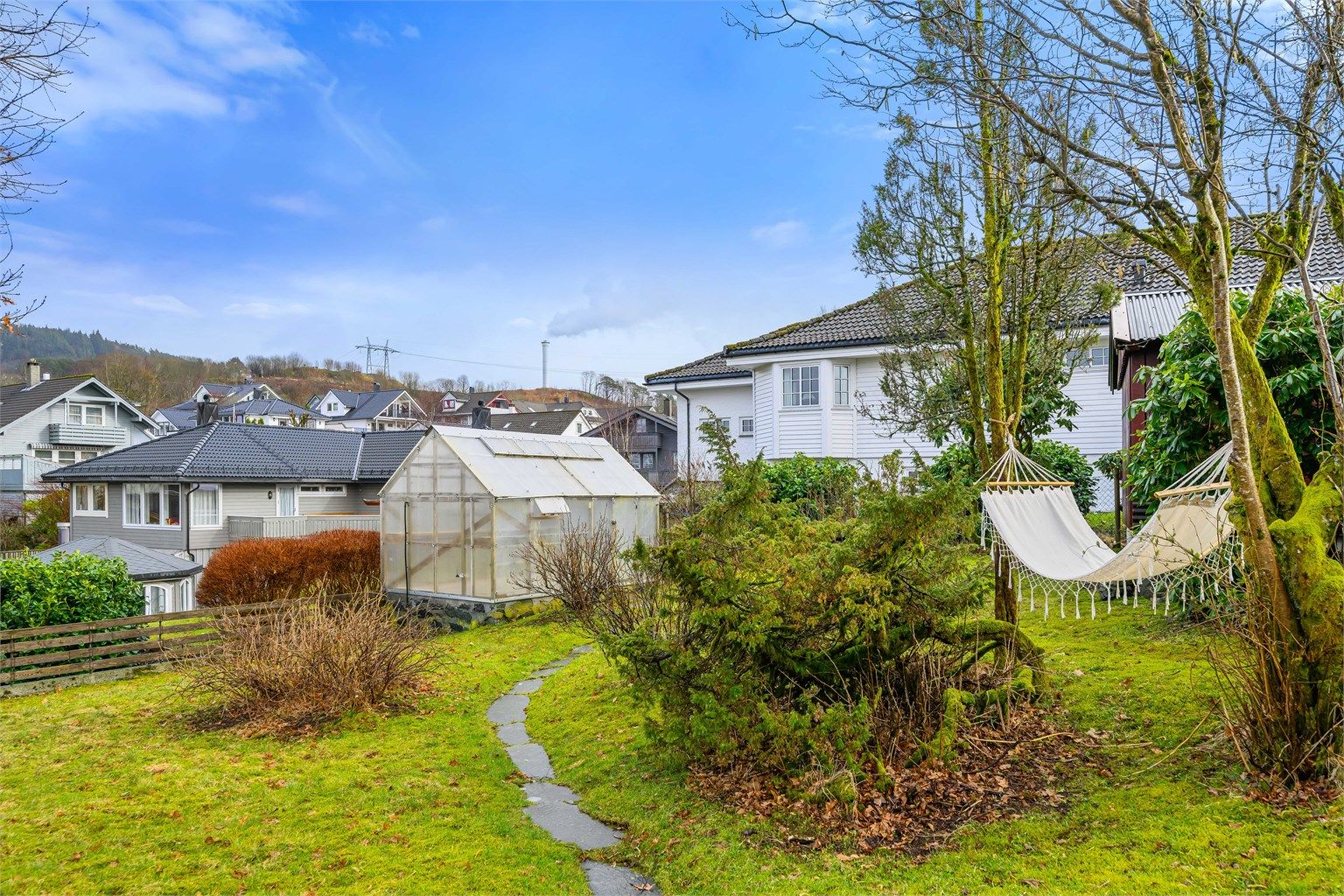 Drømmer du om å være selvforsynt med grønnsaker, bær og frukt så kan du slutte å lete. Her står drivhuset allerede klart.