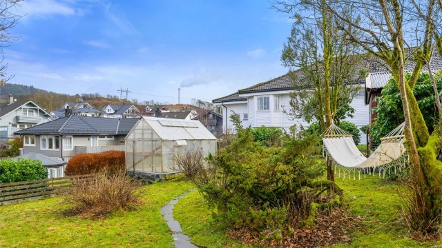 Drømmer du om å være selvforsynt med grønnsaker, bær og frukt så kan du slutte å lete. Her står drivhuset allerede klart.